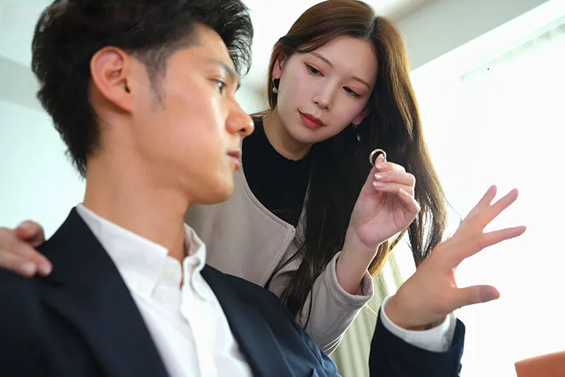 Bà xã đi đi chơi, ông chồng ở nhà bị nhỏ em người vợ gạ xxx không trượt phát nào
